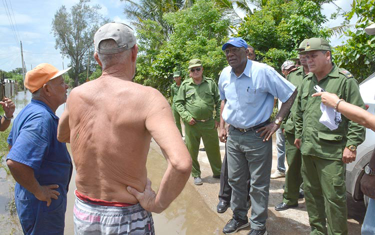 Salvador Valdés Mesa conversa con vecinos de zonas afectadas por las lluvias, en Santo Domingo, Villa Clara.