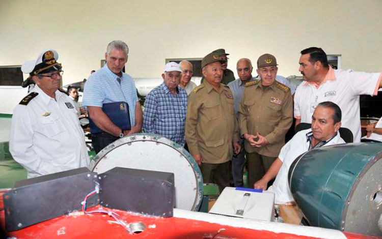 Recorre Raúl Castro Empresa Militar Industrial Granma.