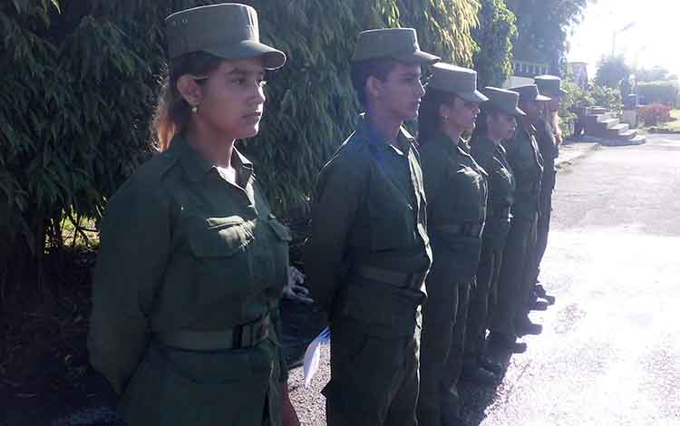 Estudiantes destacados de escuelas militares Camilo Cienfuegos de la región central de Cuba.