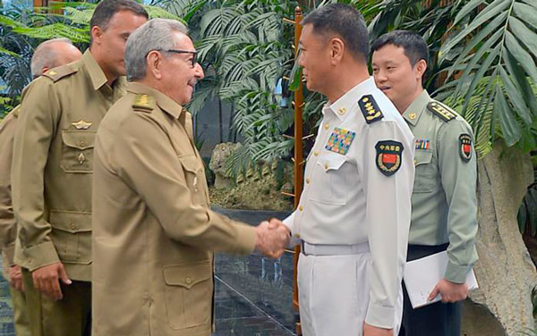 General de Ejército Raúl Castro Ruz y Almirante Miao Hua.