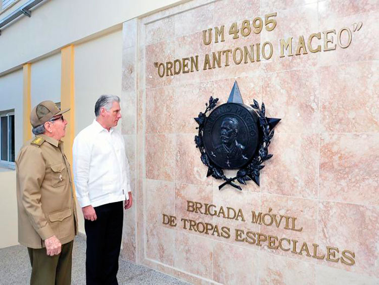 Raúl Castro Ruz y Miguel Díaz-Canel Bermúdez en la Brigada Móviel de Tropas Especiales, Orden Antonio Maceo.