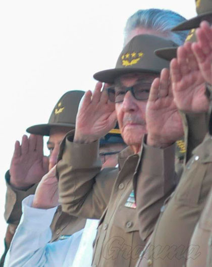 Raúl Castro Ruz en acto de entrega de la Orden Antonio Maceo a la Brigada Móvil de Tropas Especiales. Raúl Castro Ruz en acto de entrega de la Orden Antonio Maceo a la Brigada Móvil de Tropas Especiales.