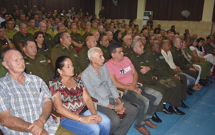 Participantes en el acto por el aniversario 58 del Ministerio del Interior en Villa Clara.