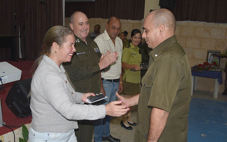 Yudí Rodríguez Hernández, primera secretaria del PCC en Villa Clara, participa en condecoración a combatientes del Minint.