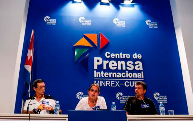 Gladys Bequer Díaz (centro), vicepresidenta del INDER, habla durante la conferencia de prensa para anunciar la carrera-caminata contra el bloqueo de Estados Unidos, en el Centro de Prensa Internacional (CPI) el martes 29 de agosto 2017, en La Habana, Cuba.