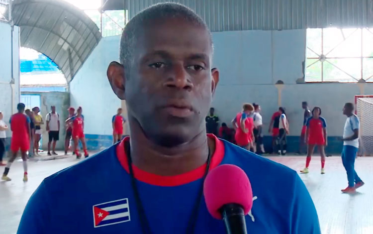Jorge Coll Arencibia, entrenador de la seleccion femenina Jorge Coll Arencibia, entrenador de la seleccion femenina