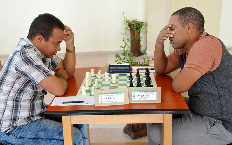 GM Isán Ortiz (a la derecha) contra Lelys Martínez. 