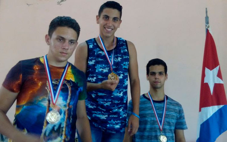 Jerzy Jesús Pérez Leiva (al centro), campeón nacional juvenil de ajedrez.