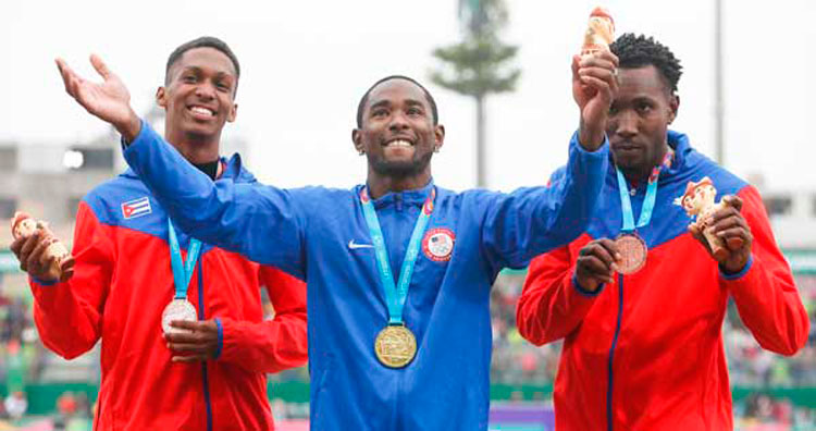 Los cubanos Jordan Díaz y Andy Díaz, plata y bronce, y el estadounidense Omar Craddock, titular de triple salto en Lima 2019.