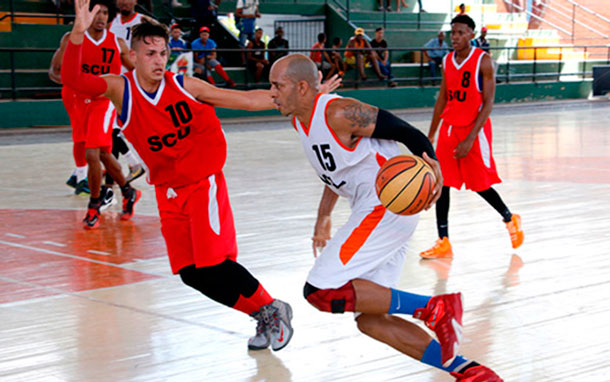 Andy Boffil, del equipo de baloncesto de Villa Clara.