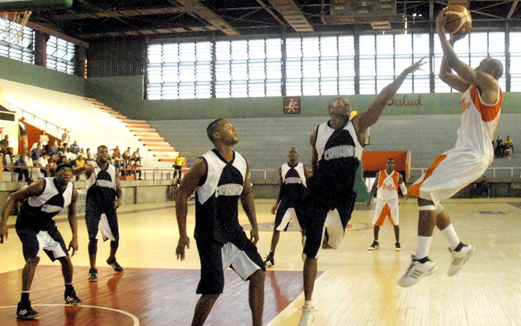 Juego de baloncesto entre Villa Clara y Capitalinos.