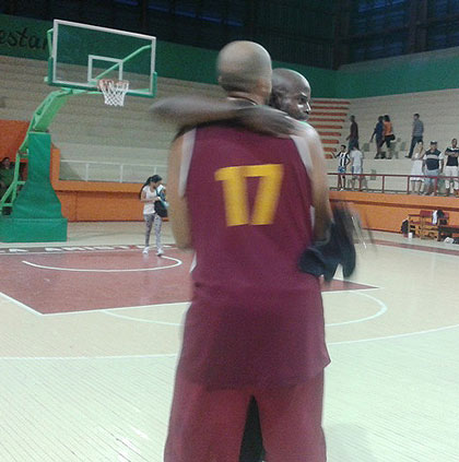 Allen Jemmott abraza a Humberto García tras victoria de Matanzas. Allen Jemmott abraza a Humberto García tras victoria de Matanzas.