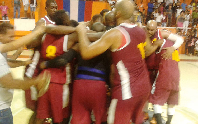 Matanzas celebra victoria contra Villa Clara en semifinal de Liga Superior de Baloncesto. Matanzas celebra victoria contra Villa Clara en semifinal de Liga Superior de Baloncesto.