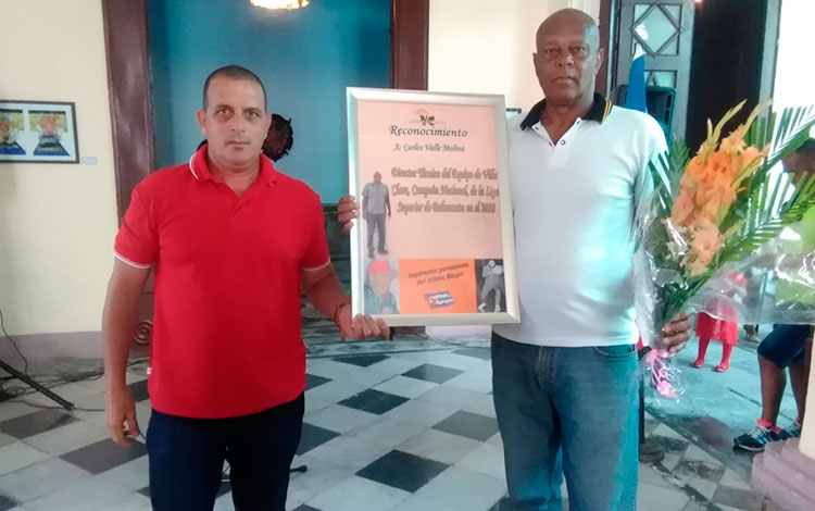 Reconocimiento a Carlos Valle, director técnico del equipo masculino de baloncesto de Villa Clara, campeón nacional. Reconocimiento a Carlos Valle, director técnico del equipo masculino de baloncesto de Villa Clara, campeón nacional.