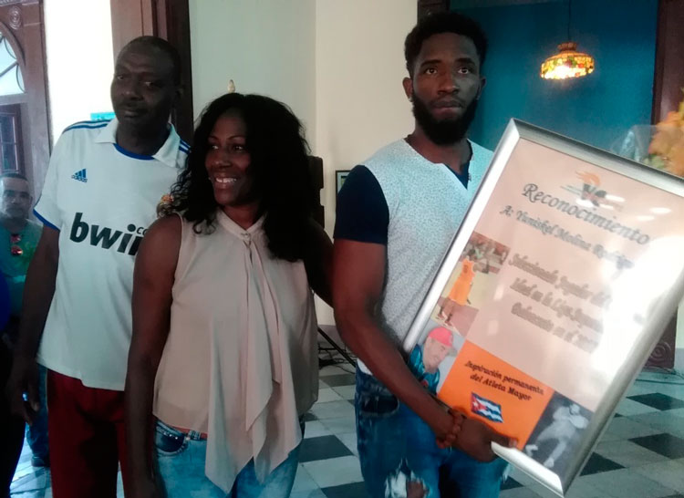 Reconocimiento a Yuniskel Molina, integrante del equipo Villa Clara de baloncesto. Reconocimiento a Yuniskel Molina, integrante del equipo Villa Clara de baloncesto.