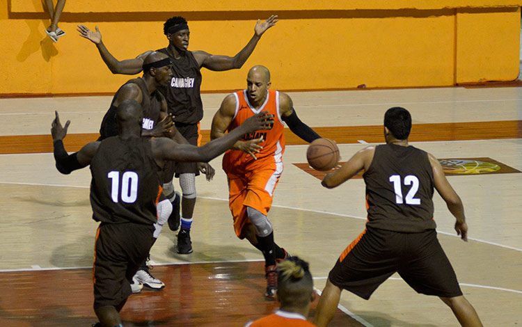 Baloncesto en Sala Amistad de Santa Clara, Villa Clara