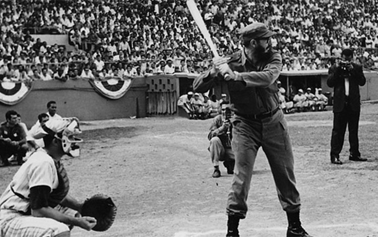 Fidel Castro Ruz bateando en el inicio de una serie nacional de béisbol en Cuba.