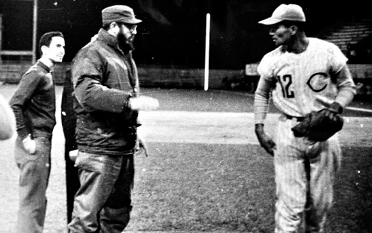 Fidel Castro y el lanzador Aquino Abreu, 6 de febrero de 1966, en el estadio Augusto César Sandino, Santa Clara, Cuba. Fidel Castro y el lanzador Aquino Abreu, 6 de febrero de 1966, en el estadio Augusto César Sandino, Santa Clara, Cuba.