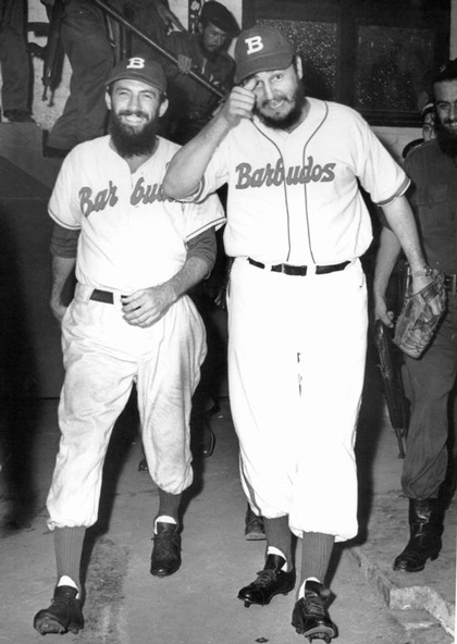 Fidel y Camilo en el juego del equipo Barbudos, el 24 de julio de 1959. Fidel y Camilo en el juego del equipo Barbudos, el 24 de julio de 1959.