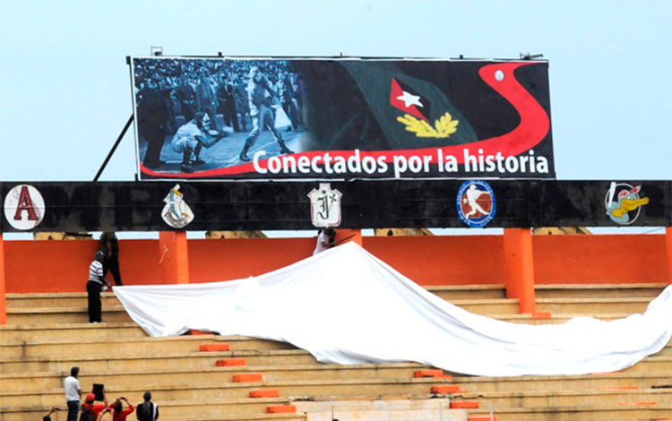 Valla en el estadio Sandino por el cumpleaños 90 de Fidel.