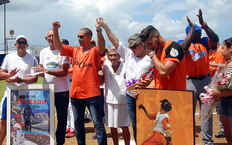 Ariel Pestano con su familia.