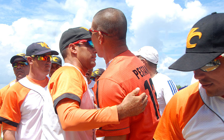 Pestano recibe el saludo del equipo Villa Clara.