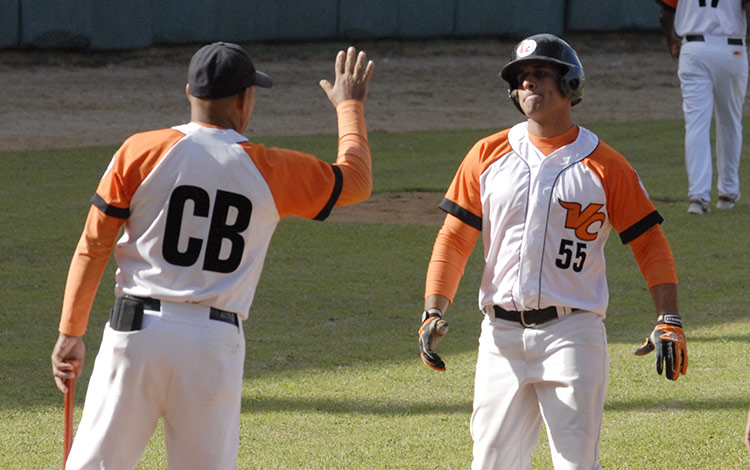 Vizcaíno bateó de 3-3 y rompió la cadena de dieciséis ceros consecutivos.