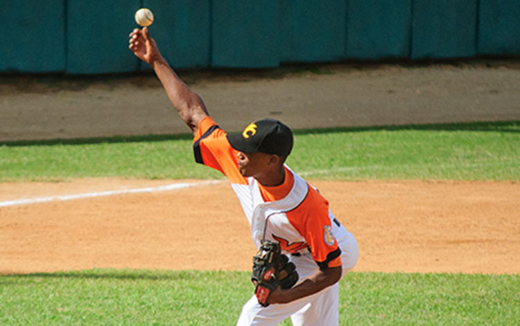Yosver Zulueta, pitcher del sub 23 de Villa Clara.