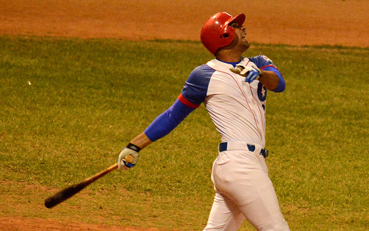 Gullermo Avilés bateó jonrón contra Ciego de ívila en el tercer juego de la final de la 56 SNB.