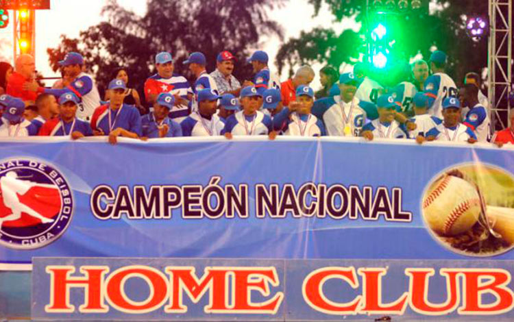 Premiación del equipo Granma, campeón de la 56 Serie Nacional de Béisbol.