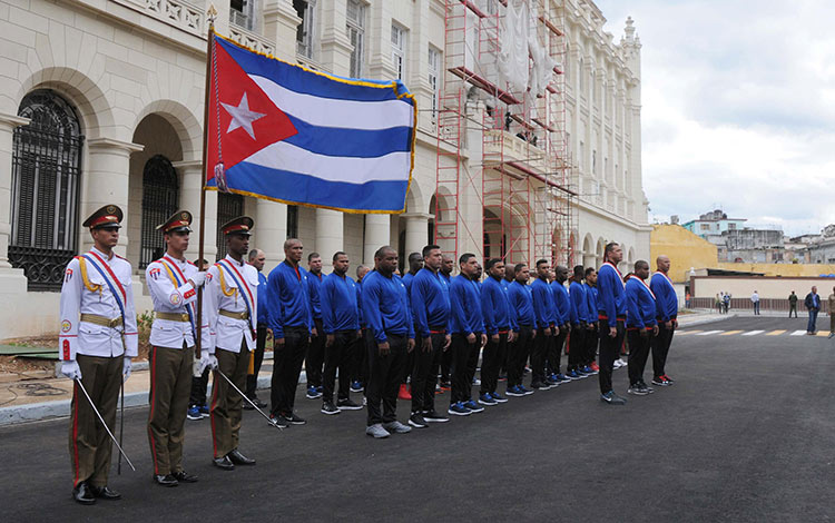 Abanderamiento del equipo Alazanes de Granma.