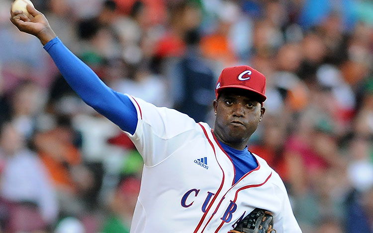 Vladimir Baños, pitcher de Cuba en juego contra México.