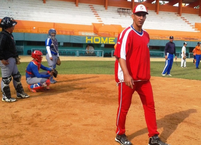 Ariel Pestano dirige entrenamiento del sub-23 de béisbol de Villa Clara.