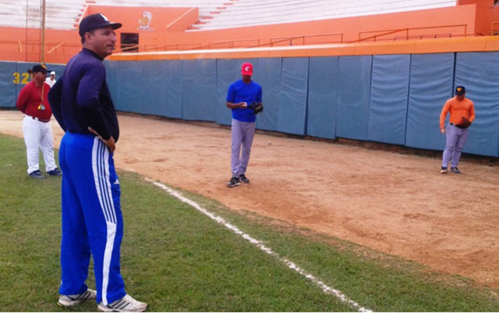 Eliece Montes de Oca dirige entrenamiento de pitcheo del sub-23 de Villa Clara.