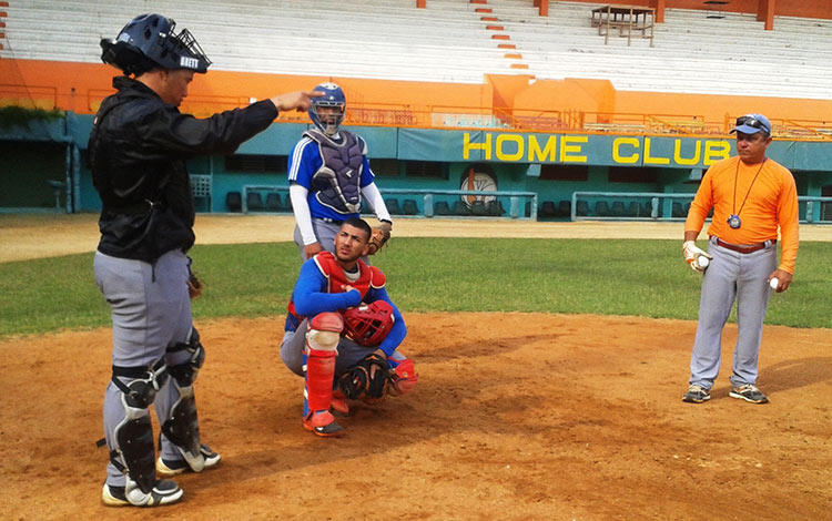 Ariel Pestano Jr. en entrenamiento del sub-23 de béisbol de Villa Clara.