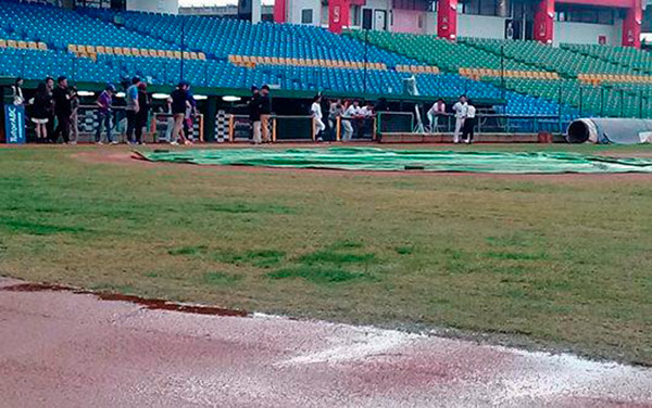Lluvia en estadio de Taipei.