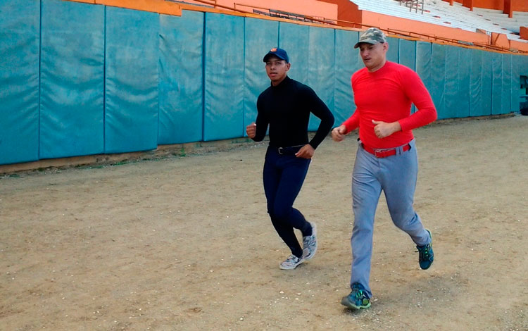 El torpedero Roberto Acea y el lanzador Yoandri Ruiz