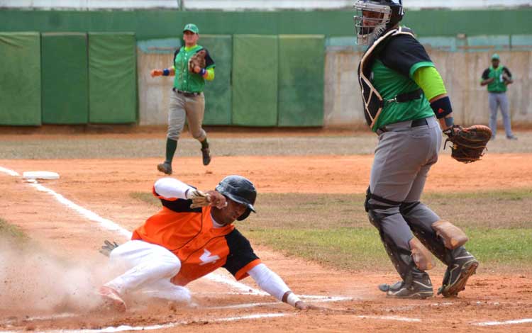 Juego de Villa Clara contra Cienfuegos, campeonato nacional sub 23.