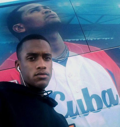 Yover Zulueta, pitcher del equipo Cuba a la Can-am. Yosver Zulueta, pitcher del equipo Cuba, ante foto de Freddy Asiel ílvarez.