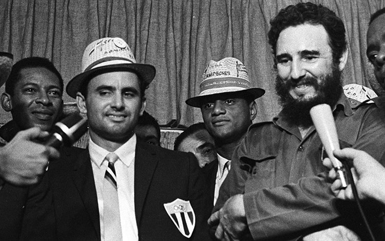 Fidel Castro Ruz t Gaspar Curro Pérez, tras mundial de béisbol de 1969.