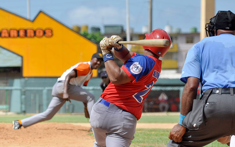 Jonrón de Alomá impulsa dos carreras para Artemisa contra Villa Clara.