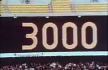 Pizarra del estadio anuncia 3000 jits de Roberto Clemente. Pizarra del estadio anuncia 3000 jits de Roberto Clemente.