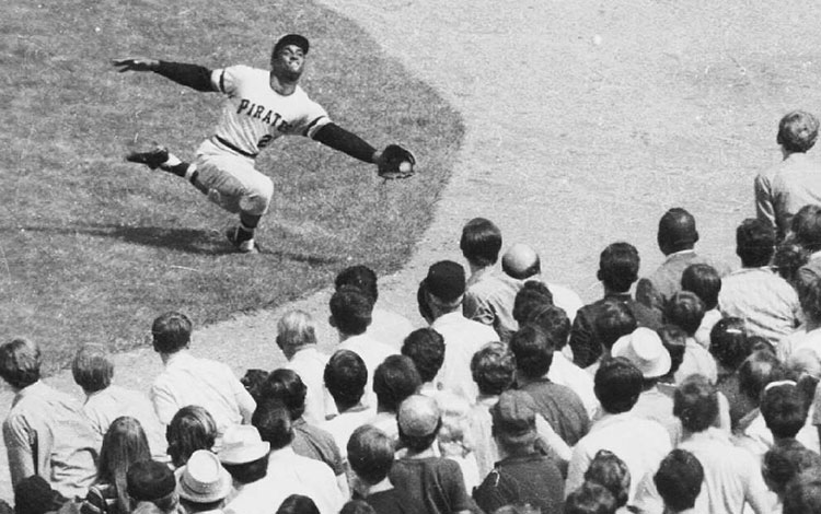 Roberto Clemente fildeando. Roberto Clemente fildeando.