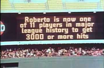 Pizarra del estadio anuncia 3000 jits de Roberto Clemente. Pizarra del estadio anuncia 3000 jits de Roberto Clemente.