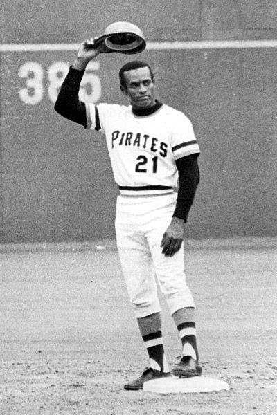 Saludo de Roberto Clemente a la afición luego de su jit 3000. Saludo de Roberto Clemente a la afición luego de su jit 3000.