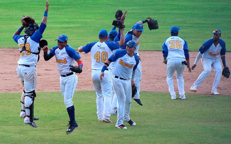 Venezuela celebra victoria frente a Cuba en Panamericano Sub-23 de Béísbol.