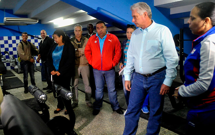 Miguel Díaz-Canel participa en inauguración de gimnasio de fuerza para atletas del béisbol.