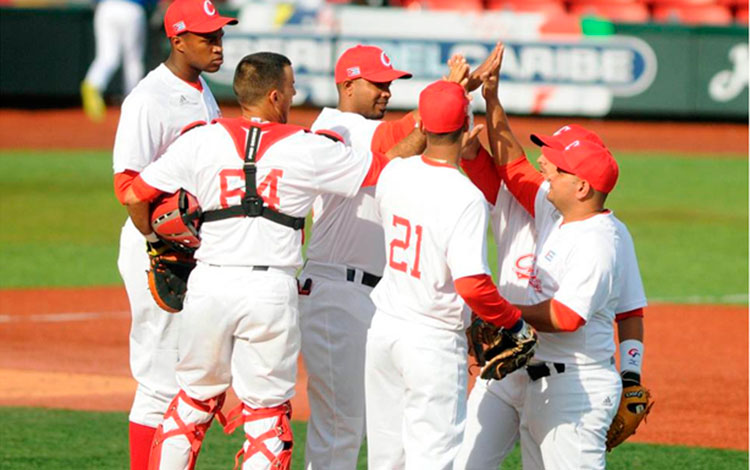 Cuba celebra su triunfo en la apertura de la Serie del Caribe. (Foto: Roberto Morejón)