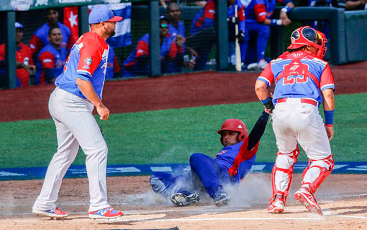 Frank Camilo Morejón anota carrera contra Puerto Rico. Frank Camilo Morejón anota carrera contra Puerto Rico.