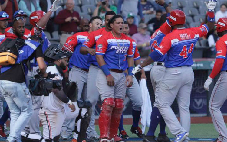 Puerto Rico celebra victoria ante República Dominicana en final de la 60 Serie del Caribe de Béisbol.